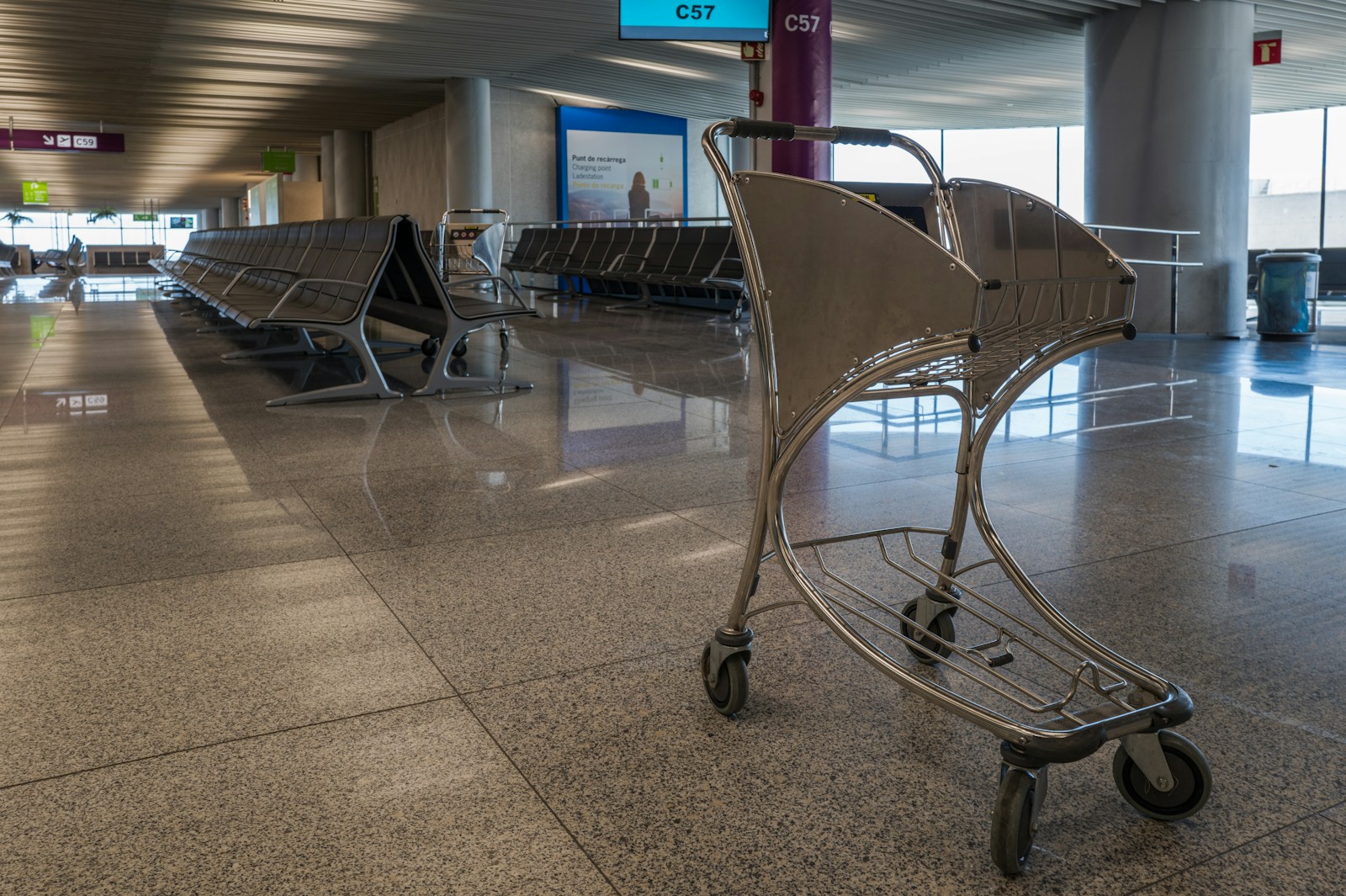 Un chariot à bagages dans le hall d'arrivée d'un aéroport